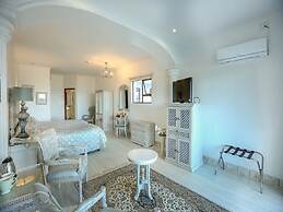 Misty Waves Boutique Hotel