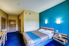 Motel 6 Huntsville, ON