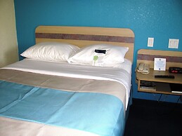 Motel 6 Huntsville, ON