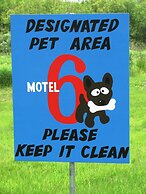 Motel 6 Huntsville, ON