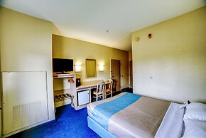 Motel 6 Huntsville, ON