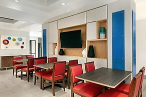 Holiday Inn Express & Suites Shawnee by IHG