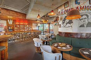 Courtyard by Marriott Waikiki Beach