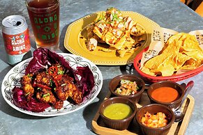 Courtyard by Marriott Waikiki Beach