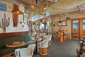 Courtyard by Marriott Waikiki Beach