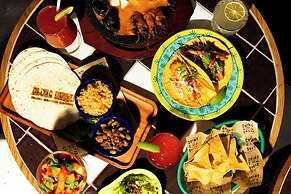 Courtyard by Marriott Waikiki Beach