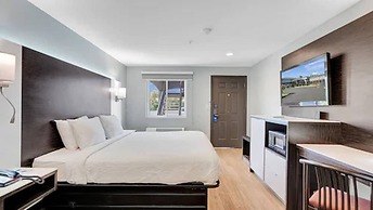 Days Inn & Suites by Wyndham Niagara Falls/Buffalo