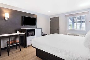 Days Inn & Suites by Wyndham Niagara Falls/Buffalo