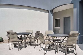 Days Inn & Suites by Wyndham Niagara Falls/Buffalo