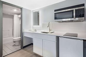 Days Inn & Suites by Wyndham Niagara Falls/Buffalo