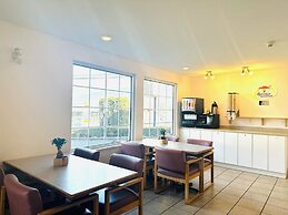 Super 8 by Wyndham Lake Country/Winfield Area