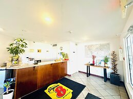 Super 8 by Wyndham Lake Country/Winfield Area