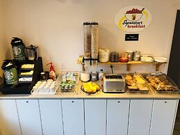 Super 8 by Wyndham Lake Country/Winfield Area