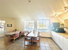 Super 8 by Wyndham Lake Country/Winfield Area