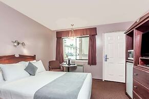 Super 8 by Wyndham Lake Country/Winfield Area