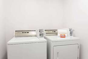 Super 8 by Wyndham Lake Country/Winfield Area