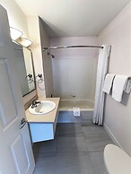 Super 8 by Wyndham Lake Country/Winfield Area