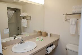 Super 8 by Wyndham Mississauga
