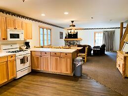 Grand Bear Resort at Starved Rock