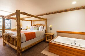 Grand Bear Resort at Starved Rock