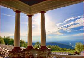 The Historic Summit Inn