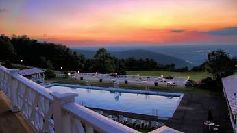 The Historic Summit Inn