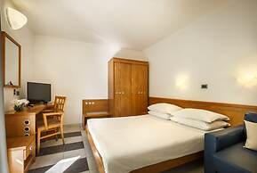 Maistra Select Amarin Resort