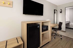 Super 8 by Wyndham Hazleton