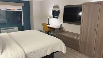 Holiday Inn Express Hotel & Suites Drums by IHG