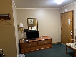 Colonial Inn Dyersville