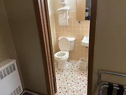 Colonial Inn Dyersville