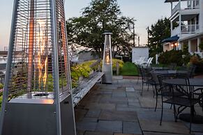 Inn at Harbor Hill Marina