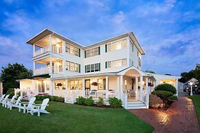 Inn at Harbor Hill Marina