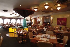 Holiday Inn Niagara Falls - By The Falls by IHG