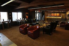 C'mon Inn Hotel & Suites