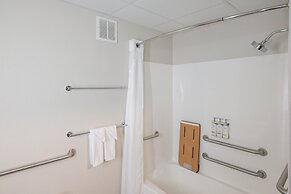 Holiday Inn Express & Suites Marquette by IHG