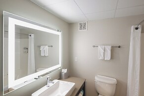 Holiday Inn Express & Suites Marquette by IHG