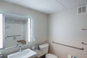 Holiday Inn Express & Suites Marquette by IHG