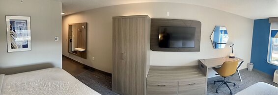 Holiday Inn Express & Suites Marquette by IHG