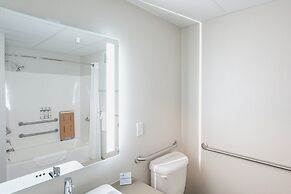 Holiday Inn Express & Suites Marquette by IHG