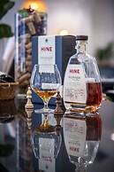 Queen's Court Hotel & Residence