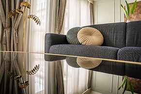 Queen's Court Hotel & Residence