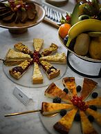 Queen's Court Hotel & Residence