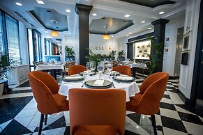 Queen's Court Hotel & Residence