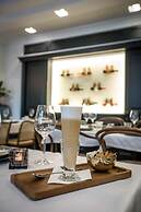 Queen's Court Hotel & Residence