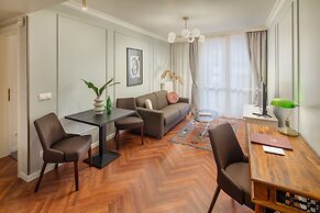 Queen's Court Hotel & Residence