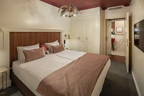 Queen's Court Hotel & Residence