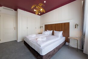 Queen's Court Hotel & Residence