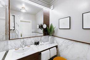 Queen's Court Hotel & Residence