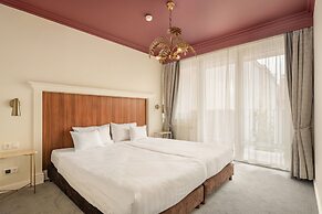 Queen's Court Hotel & Residence